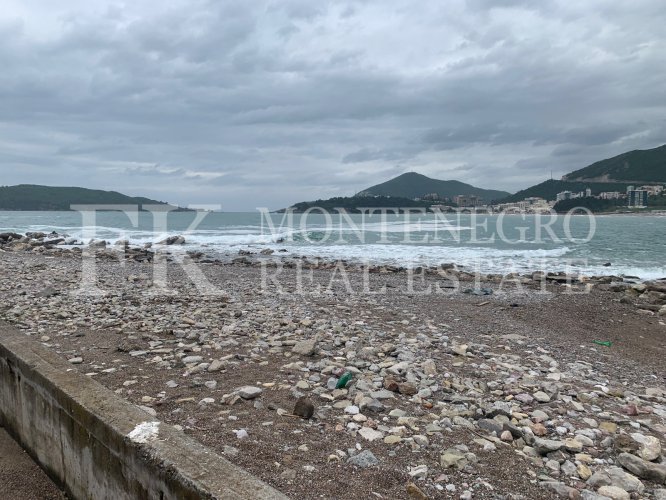 Сдается отель в Будве- Рафаиловичи, первая береговая линия, с более чем 30-ю номерами, рестораном, бассейном и сауной.