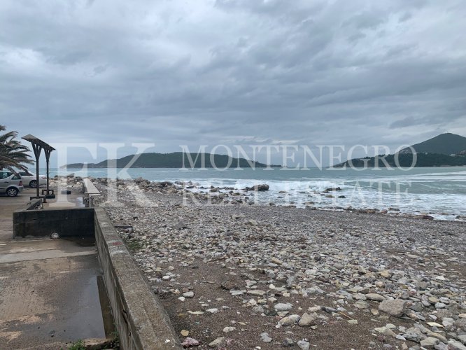 Сдается отель в Будве- Рафаиловичи, первая береговая линия, с более чем 30-ю номерами, рестораном, бассейном и сауной.