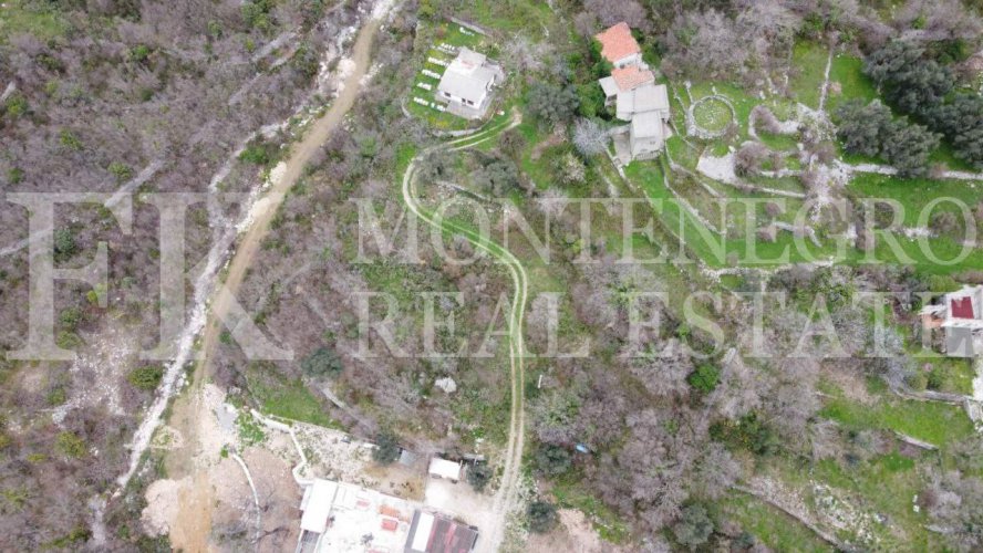 *Приятная цена. Урбанизированный участок под застройку, 3.500м2, в Сутоморе, муниципалитет Бар, с видом на море.