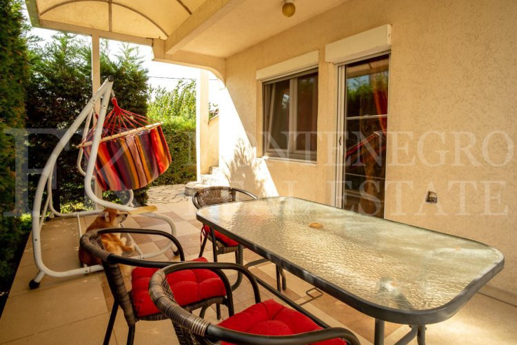 *Хороший дом для двух семей, 180м2, в Бар-Полье с гаражом и садом, Черногория.