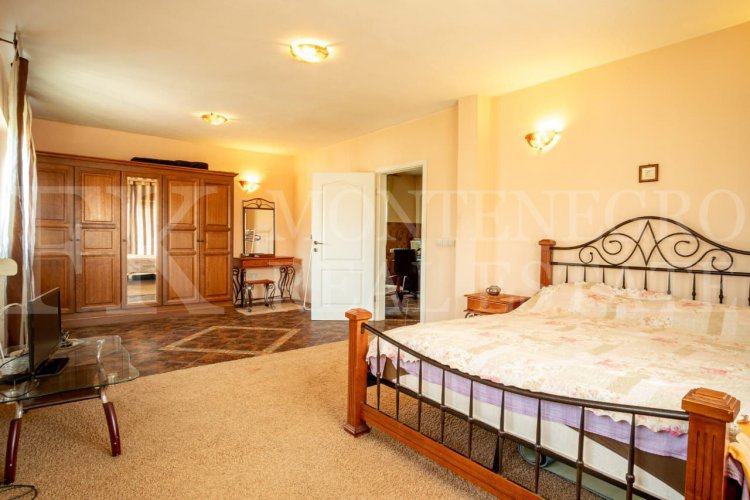 *Хороший дом для двух семей, 180м2, в Бар-Полье с гаражом и садом, Черногория.