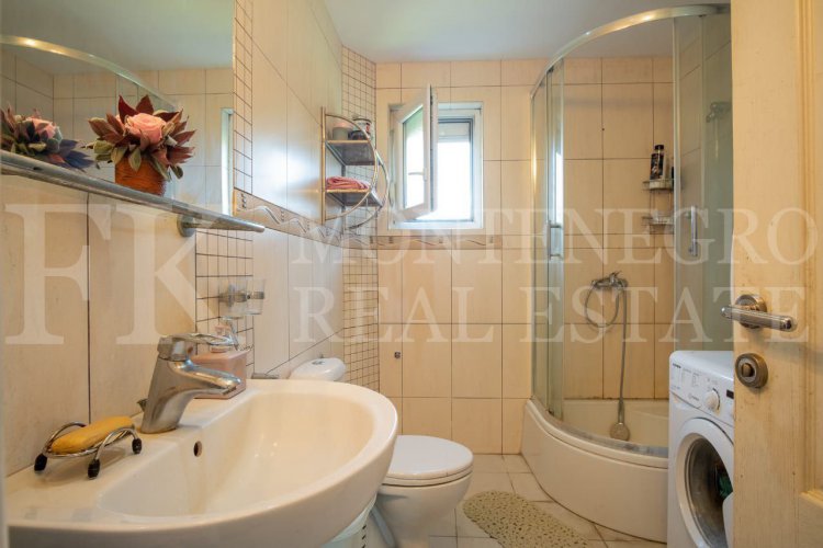 *Хороший дом для двух семей, 180м2, в Бар-Полье с гаражом и садом, Черногория.