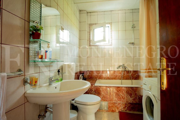 *Хороший дом для двух семей, 180м2, в Бар-Полье с гаражом и садом, Черногория.