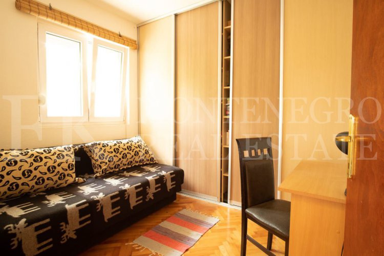 *Хороший дом для двух семей, 180м2, в Бар-Полье с гаражом и садом, Черногория.