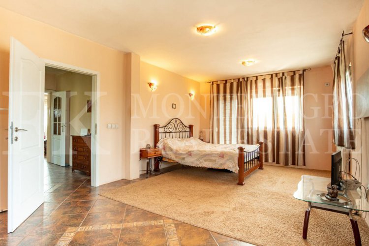 *Хороший дом для двух семей, 180м2, в Бар-Полье с гаражом и садом, Черногория.