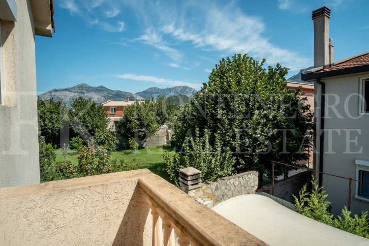 *Хороший дом для двух семей, 180м2, в Бар-Полье с гаражом и садом, Черногория.