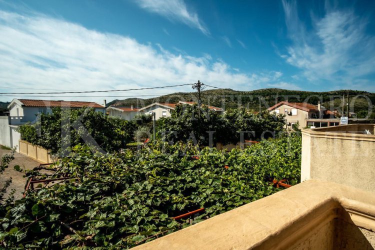 *Хороший дом для двух семей, 180м2, в Бар-Полье с гаражом и садом, Черногория.