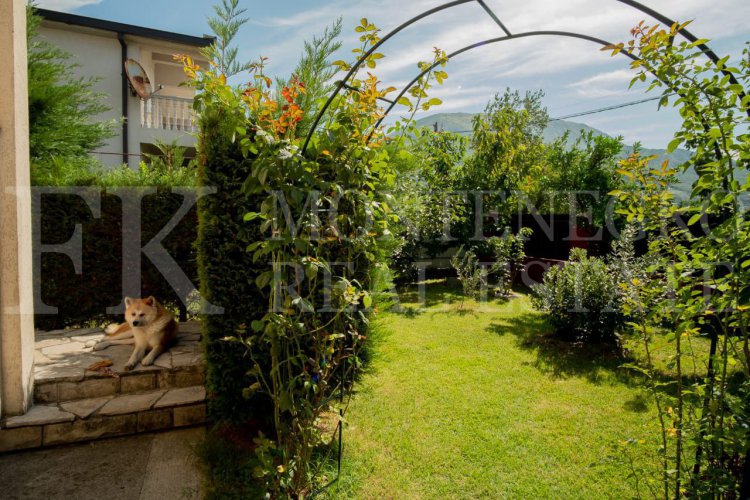 *Хороший дом для двух семей, 180м2, в Бар-Полье с гаражом и садом, Черногория.