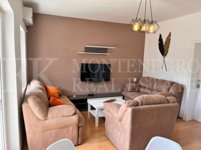 *Lijepa kuća za dvije porodice, 132m2, u centru ali u mirnom dijelu Sutomora, opština Bar, Crna Gora.*