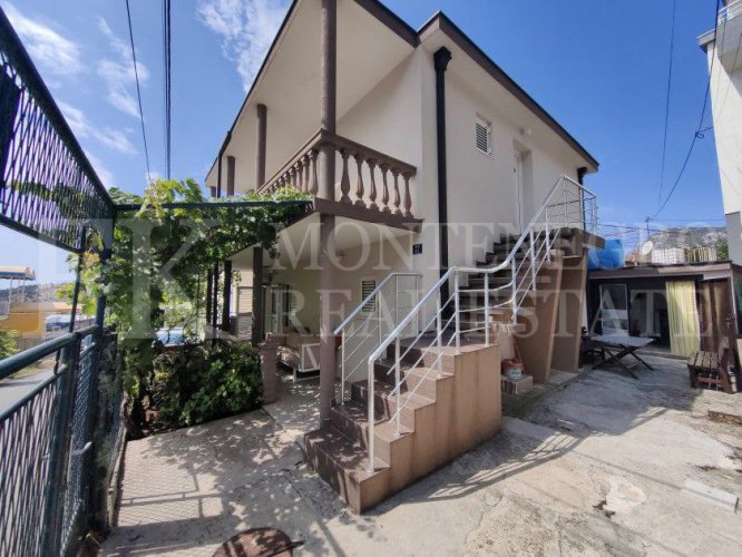 *Lijepa kuća za dvije porodice, 132m2, u centru ali u mirnom dijelu Sutomora, opština Bar, Crna Gora.*