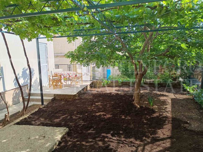 *Lijepa kuća za dvije porodice, 132m2, u centru ali u mirnom dijelu Sutomora, opština Bar, Crna Gora.*