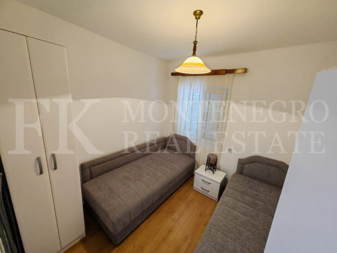 *Lijepa kuća za dvije porodice, 132m2, u centru ali u mirnom dijelu Sutomora, opština Bar, Crna Gora.*