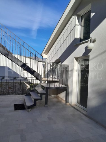 Ova novoizgrađena kuća sa 138 kvadratna metra i dodatnim gostinskim kućom (51 kvadratni metar) nudi primetnu lokaciju, samo 330 metara od obale, sa utiskajnim panoramskim pogledom na Boku Kotorsku i okolne planine.