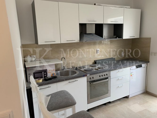 Ova novoizgrađena kuća sa 138 kvadratna metra i dodatnim gostinskim kućom (51 kvadratni metar) nudi primetnu lokaciju, samo 330 metara od obale, sa utiskajnim panoramskim pogledom na Boku Kotorsku i okolne planine.