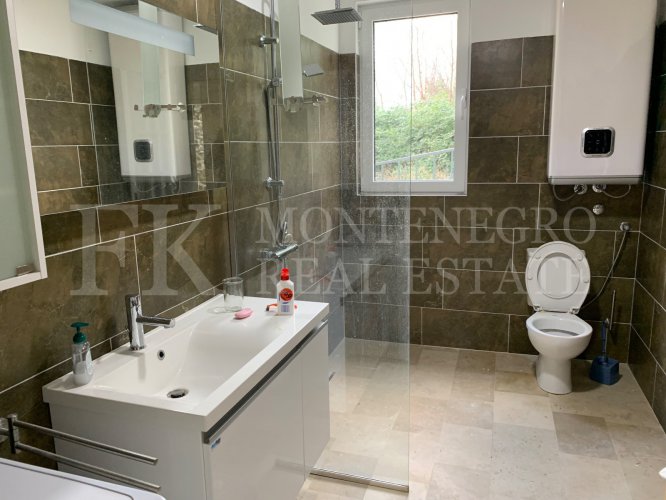 Ova novoizgrađena kuća sa 138 kvadratna metra i dodatnim gostinskim kućom (51 kvadratni metar) nudi primetnu lokaciju, samo 330 metara od obale, sa utiskajnim panoramskim pogledom na Boku Kotorsku i okolne planine.