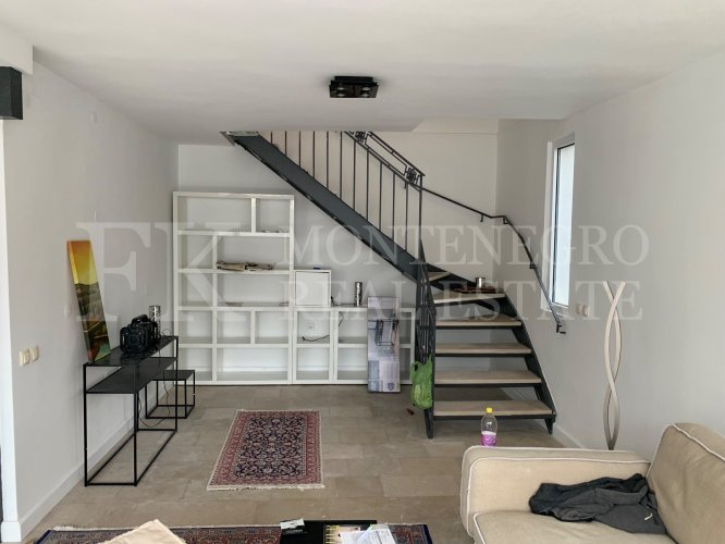 Ova novoizgrađena kuća sa 138 kvadratna metra i dodatnim gostinskim kućom (51 kvadratni metar) nudi primetnu lokaciju, samo 330 metara od obale, sa utiskajnim panoramskim pogledom na Boku Kotorsku i okolne planine.