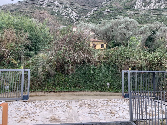 Ova novoizgrađena kuća sa 138 kvadratna metra i dodatnim gostinskim kućom (51 kvadratni metar) nudi primetnu lokaciju, samo 330 metara od obale, sa utiskajnim panoramskim pogledom na Boku Kotorsku i okolne planine.