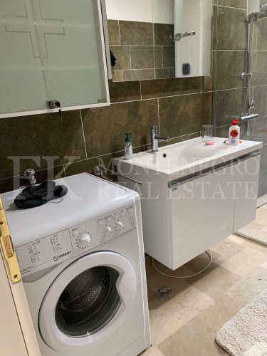 Ova novoizgrađena kuća sa 138 kvadratna metra i dodatnim gostinskim kućom (51 kvadratni metar) nudi primetnu lokaciju, samo 330 metara od obale, sa utiskajnim panoramskim pogledom na Boku Kotorsku i okolne planine.