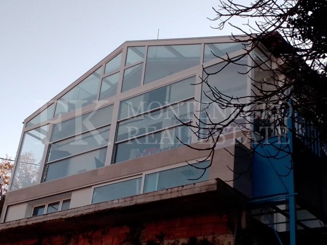 Ova novoizgrađena kuća sa 138 kvadratna metra i dodatnim gostinskim kućom (51 kvadratni metar) nudi primetnu lokaciju, samo 330 metara od obale, sa utiskajnim panoramskim pogledom na Boku Kotorsku i okolne planine.