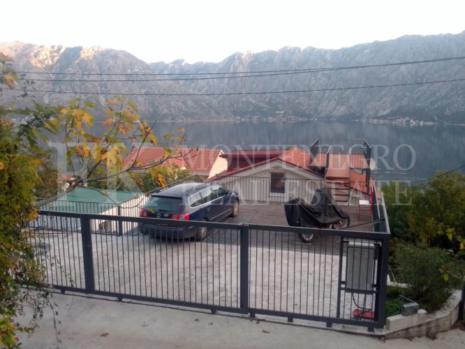 Ova novoizgrađena kuća sa 138 kvadratna metra i dodatnim gostinskim kućom (51 kvadratni metar) nudi primetnu lokaciju, samo 330 metara od obale, sa utiskajnim panoramskim pogledom na Boku Kotorsku i okolne planine.