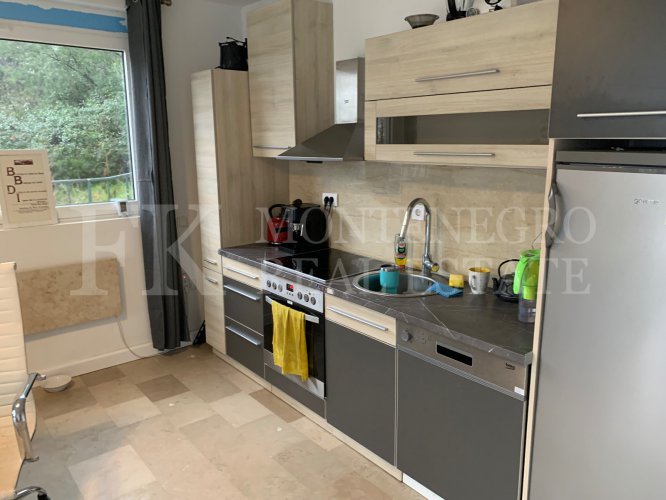 Ova novoizgrađena kuća sa 138 kvadratna metra i dodatnim gostinskim kućom (51 kvadratni metar) nudi primetnu lokaciju, samo 330 metara od obale, sa utiskajnim panoramskim pogledom na Boku Kotorsku i okolne planine.