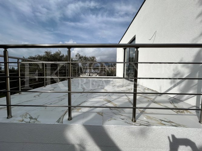 Новый и современный дом, 160м2, в Баре, спрятанный на легком холме среди оливковых деревьев, с видом на море, город, гавань, старый город и окружающие горы.