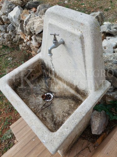 *Редкое предложение недалеко от Ульциня. Свеже отремонтированный и законно построенный дом, 90 кв.м, участок 83 000 кв.м, с видом на Ада Бојану и море, в Черногории.