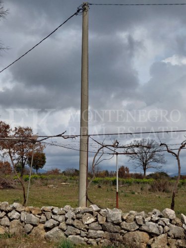 *Редкое предложение недалеко от Ульциня. Свеже отремонтированный и законно построенный дом, 90 кв.м, участок 83 000 кв.м, с видом на Ада Бојану и море, в Черногории.