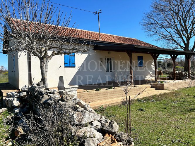 *Редкое предложение недалеко от Ульциня. Свеже отремонтированный и законно построенный дом, 90 кв.м, участок 83 000 кв.м, с видом на Ада Бојану и море, в Черногории.