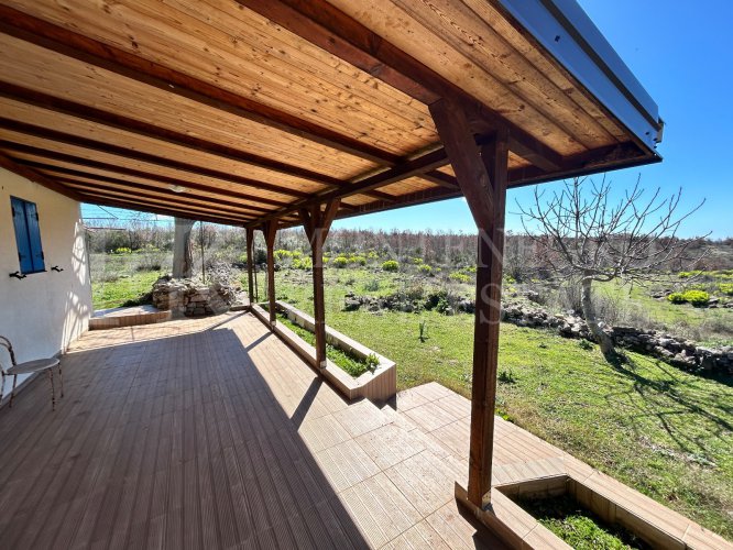 *Редкое предложение недалеко от Ульциня. Свеже отремонтированный и законно построенный дом, 90 кв.м, участок 83 000 кв.м, с видом на Ада Бојану и море, в Черногории.