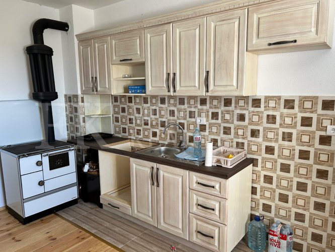 *Редкое предложение недалеко от Ульциня. Свеже отремонтированный и законно построенный дом, 90 кв.м, участок 83 000 кв.м, с видом на Ада Бојану и море, в Черногории.