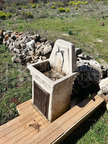 *Редкое предложение недалеко от Ульциня. Свеже отремонтированный и законно построенный дом, 90 кв.м, участок 83 000 кв.м, с видом на Ада Бојану и море, в Черногории.