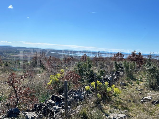 *Редкое предложение недалеко от Ульциня. Свеже отремонтированный и законно построенный дом, 90 кв.м, участок 83 000 кв.м, с видом на Ада Бојану и море, в Черногории.