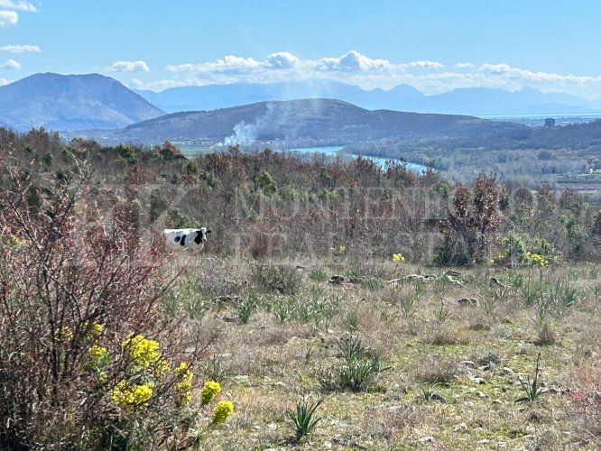 *Редкое предложение недалеко от Ульциня. Свеже отремонтированный и законно построенный дом, 90 кв.м, участок 83 000 кв.м, с видом на Ада Бојану и море, в Черногории.