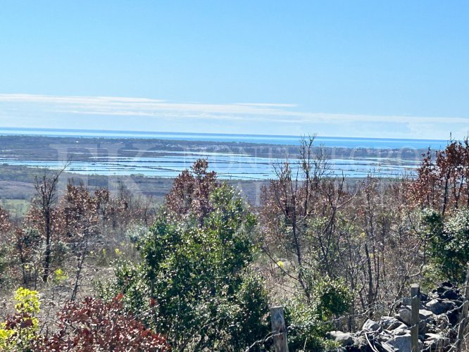 *Редкое предложение недалеко от Ульциня. Свеже отремонтированный и законно построенный дом, 90 кв.м, участок 83 000 кв.м, с видом на Ада Бојану и море, в Черногории.