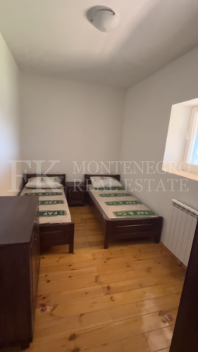 *Редкое предложение недалеко от Ульциня. Свеже отремонтированный и законно построенный дом, 90 кв.м, участок 83 000 кв.м, с видом на Ада Бојану и море, в Черногории.