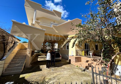 *Modern 237m² house in Hladna Uvala-Utjeha, just 100m from the sea, with two apartments and fantastic sea views.