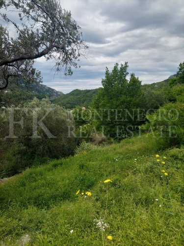 *Parcela za gradnju, 3.200m2, u Sutomoru-Haj Nehaju, sa građevinskom dozvolom, sa pogledom na more, u Crnoj Gori.