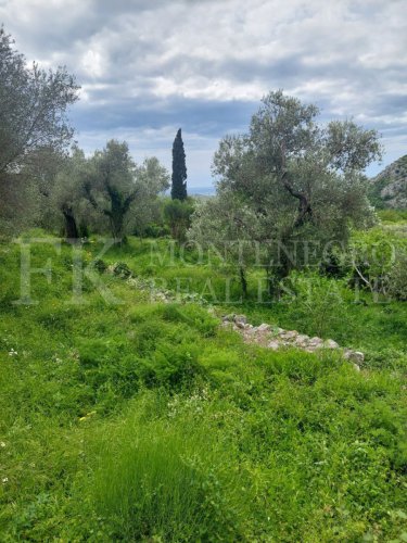 *Parcela za gradnju, 3.200m2, u Sutomoru-Haj Nehaju, sa građevinskom dozvolom, sa pogledom na more, u Crnoj Gori.