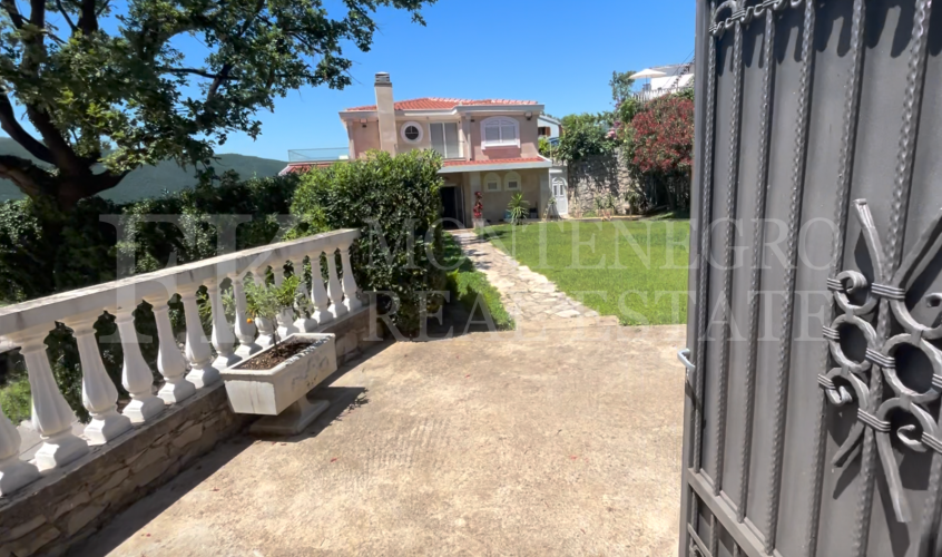 Prekrasna Vila,440m2, u Budvi-Prijevoru sa Pogledom na More i Blizinom Plaže, Montenegro.