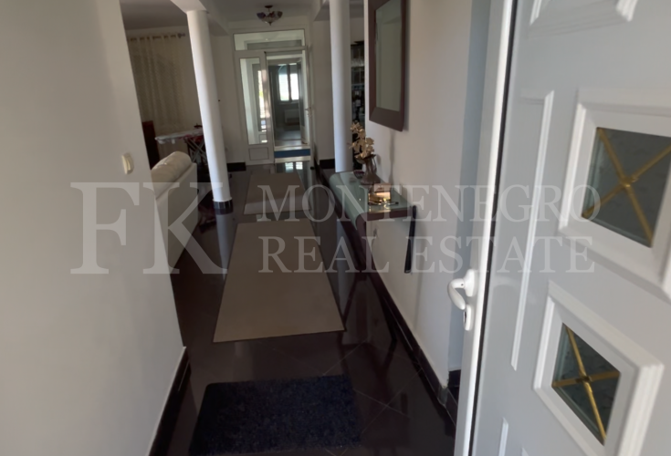 Prekrasna Vila,440m2, u Budvi-Prijevoru sa Pogledom na More i Blizinom Plaže, Montenegro.