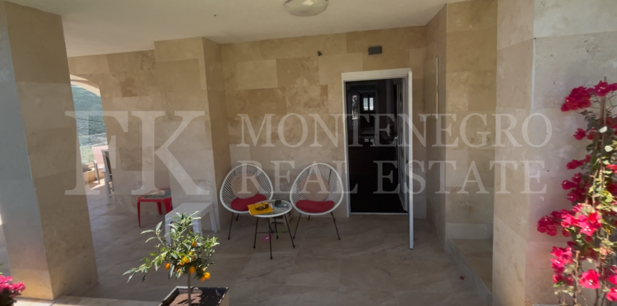 Prekrasna Vila,440m2, u Budvi-Prijevoru sa Pogledom na More i Blizinom Plaže, Montenegro.