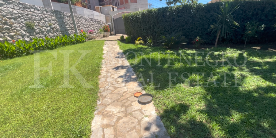 Prekrasna Vila,440m2, u Budvi-Prijevoru sa Pogledom na More i Blizinom Plaže, Montenegro.