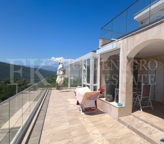 Prekrasna Vila,440m2, u Budvi-Prijevoru sa Pogledom na More i Blizinom Plaže, Montenegro.