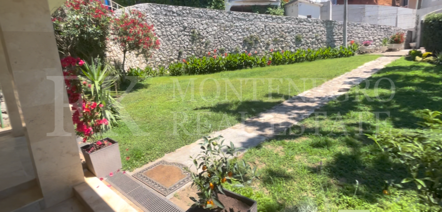 Prekrasna Vila,440m2, u Budvi-Prijevoru sa Pogledom na More i Blizinom Plaže, Montenegro.