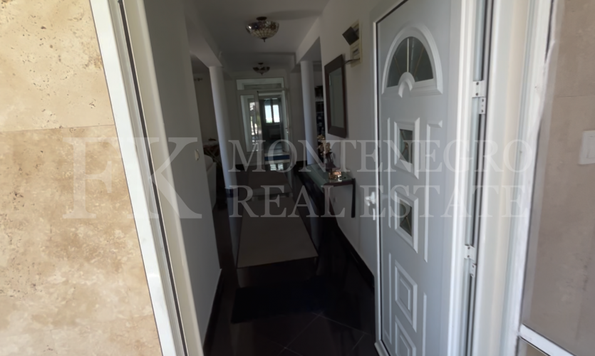 Prekrasna Vila,440m2, u Budvi-Prijevoru sa Pogledom na More i Blizinom Plaže, Montenegro.