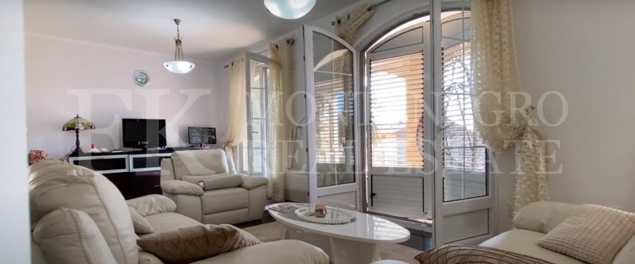 Prekrasna Vila,440m2, u Budvi-Prijevoru sa Pogledom na More i Blizinom Plaže, Montenegro.