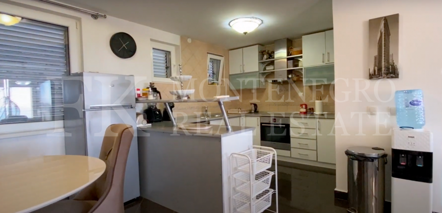 Prekrasna Vila,440m2, u Budvi-Prijevoru sa Pogledom na More i Blizinom Plaže, Montenegro.