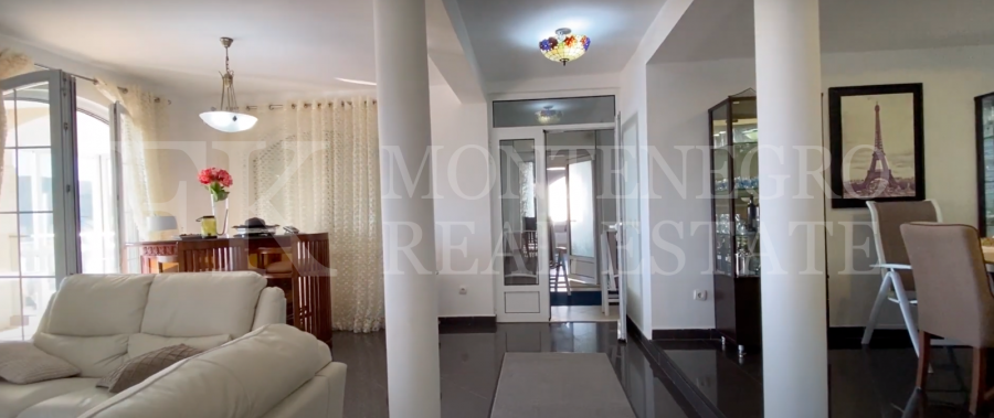 Prekrasna Vila,440m2, u Budvi-Prijevoru sa Pogledom na More i Blizinom Plaže, Montenegro.