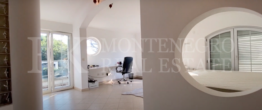 Prekrasna Vila,440m2, u Budvi-Prijevoru sa Pogledom na More i Blizinom Plaže, Montenegro.